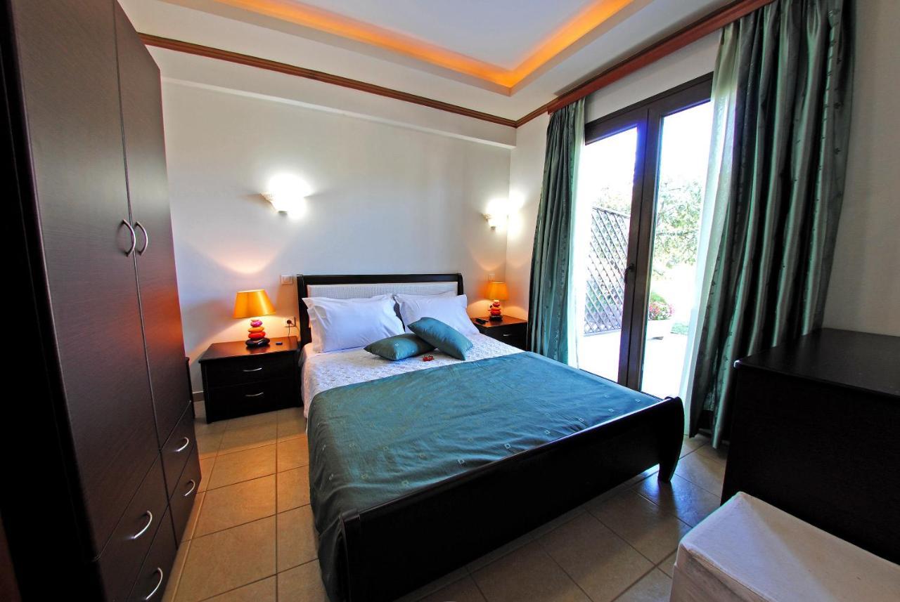 Dionysus Apartments & Suites Ierissos Habitación foto