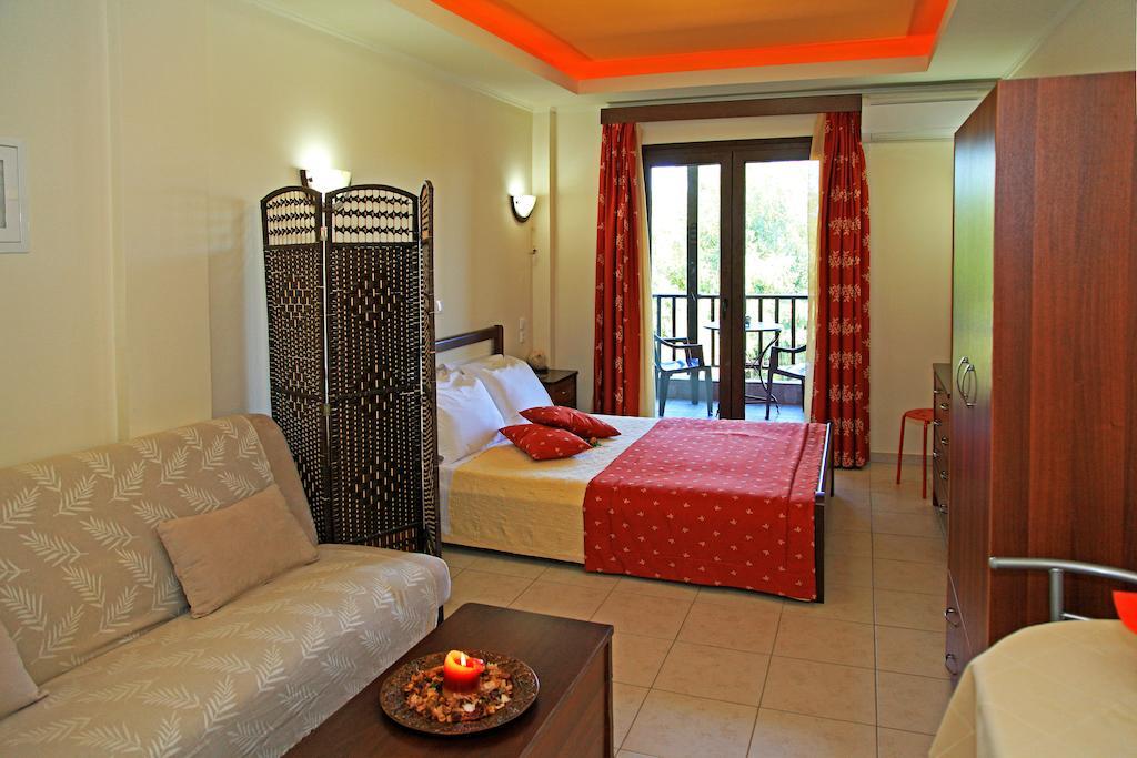 Dionysus Apartments & Suites Ierissos Habitación foto